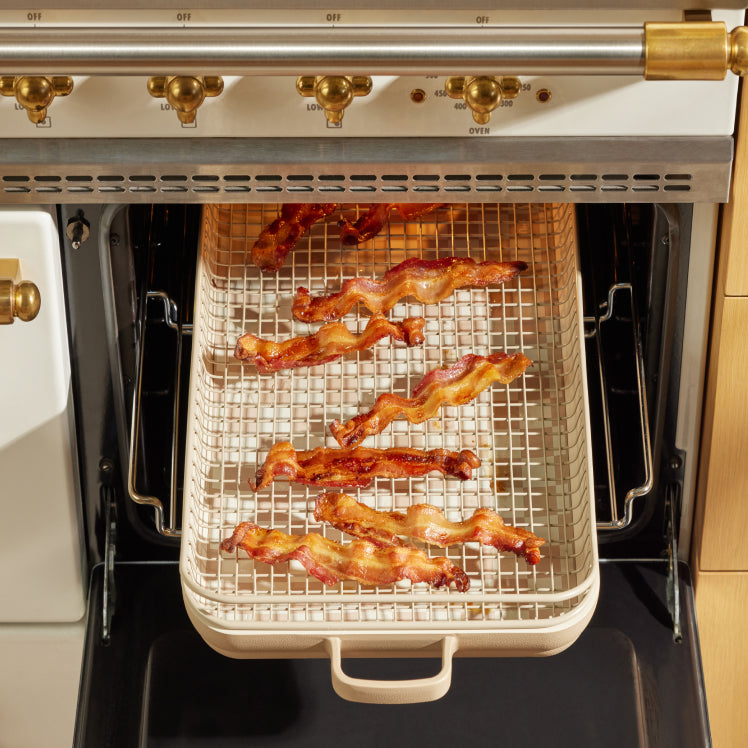 Beige_Griddle_Pan_with_oven_rack_and_bacon_in_oven.jpg