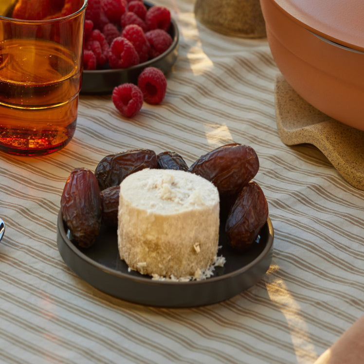 Black_dessert_plates_with_dates.jpg