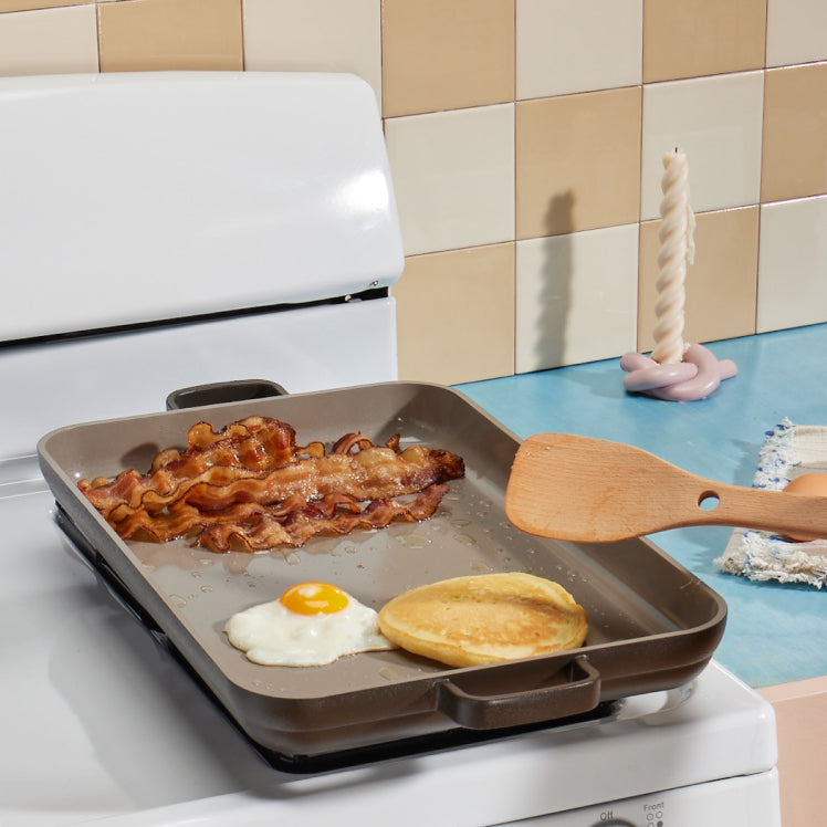Griddle_Pan_with_bacon_and_egg_and_pancake_on_stovetop.jpg