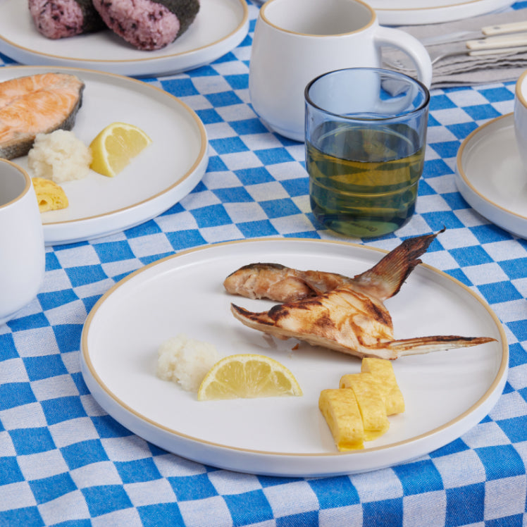 White_dinner_plate_with_fish.jpg